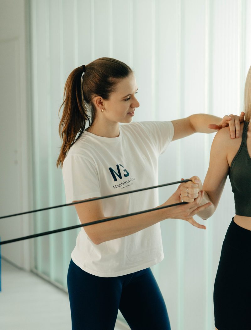 Schultertraining mit Widerstandsband