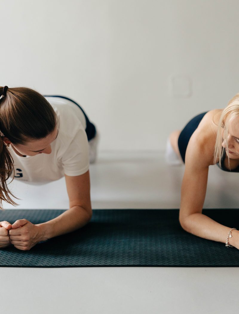 Planksübung zu zweit als Präventionstraining